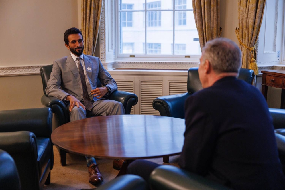 ناصر بن حمد يبحث التعاون الدفاعي مع رئيس أركان الدفاع البريطاني