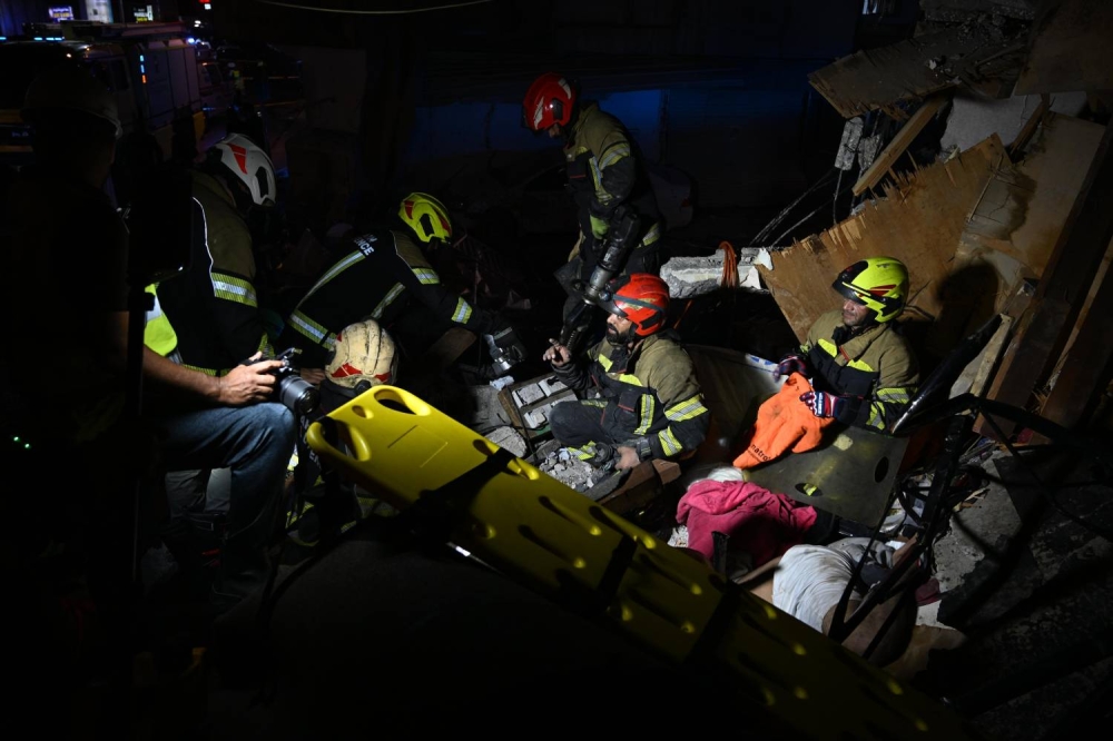 "الدفاع المدني" يباشر حادث انهيار مبنى في عراد