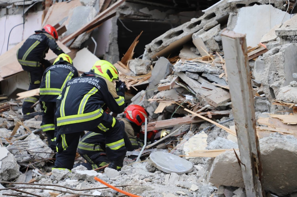 الدفاع المدني يرفع عدد الآليات التي تباشر حادث انهيار مبنى عراد إلى 9 آليات