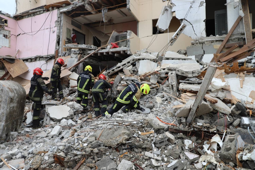 الدفاع المدني يرفع عدد الآليات التي تباشر حادث انهيار مبنى عراد إلى 9 آليات