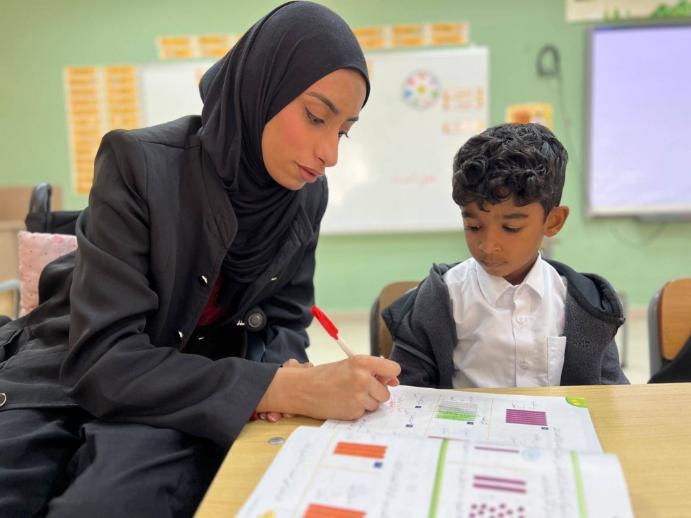 المعلمة سارة بوصالح تحقق حلمها بالالتحاق بسلك التدريس رغم ظروفها الصحية