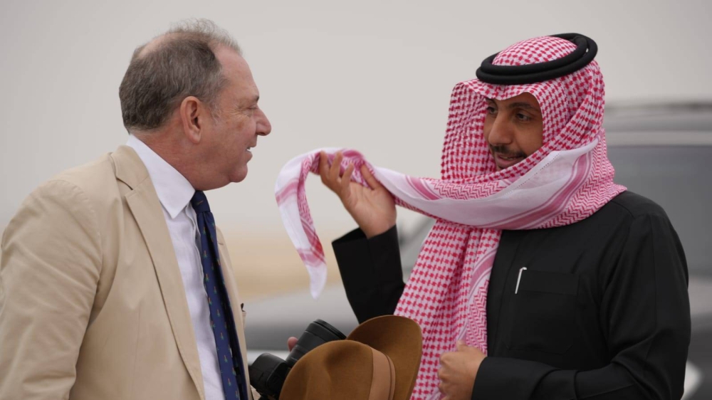 السفير الإيطالي يشهد سباقات الهجن على كؤوس سمو الشيخ خالد بن حمد