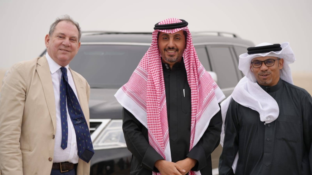 السفير الإيطالي يشهد سباقات الهجن على كؤوس سمو الشيخ خالد بن حمد