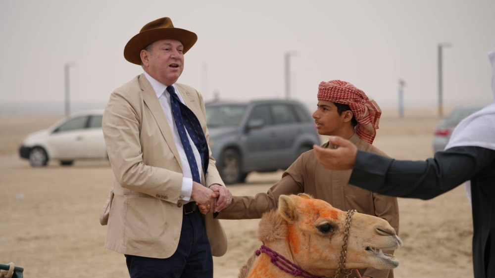 السفير الإيطالي يشهد سباقات الهجن على كؤوس سمو الشيخ خالد بن حمد