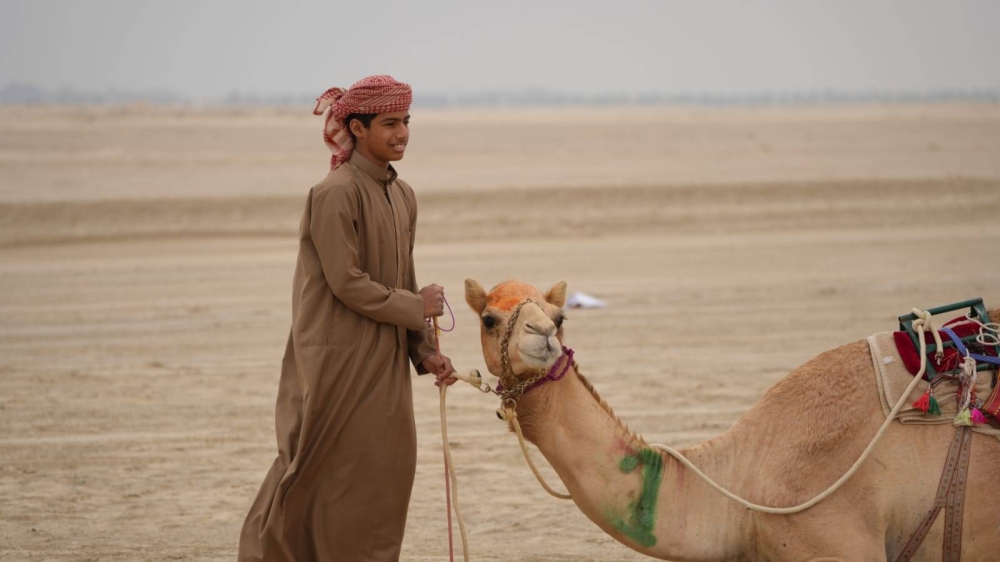 السفير الإيطالي يشهد سباقات الهجن على كؤوس سمو الشيخ خالد بن حمد