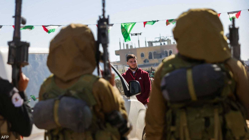 قمصان وساعة.. حماس وإسرائيل يتبادلان الرسائل