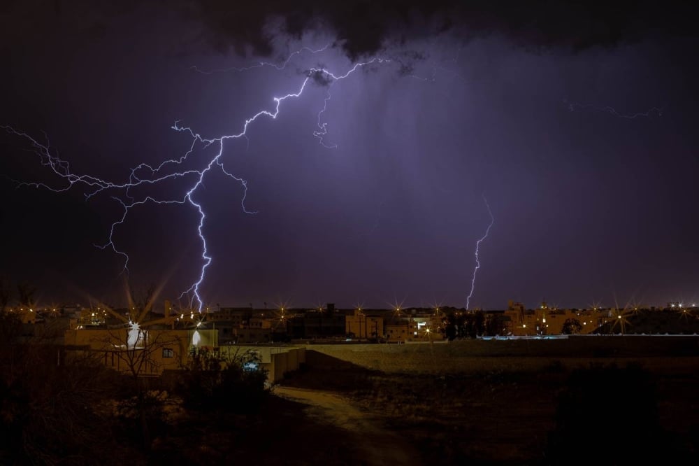 إنذار أرصادي أحمر.. السعودية: أمطار غزيرة وسيول وبرد حتى ظهر يوم غدٍ الأحد