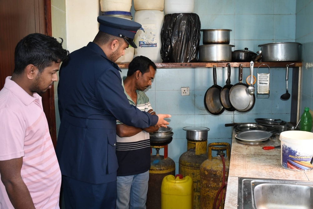 الدفاع المدني ينفذ حملة توعوية حول اشتراطات السلامة في سكن العمال