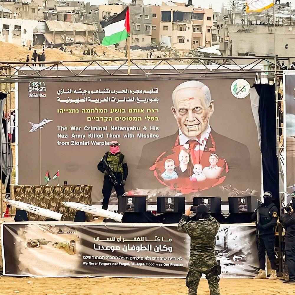 الجيش الإسرائيلي يتسلم جثث 4 أسرى في توابيت من حركة حماس