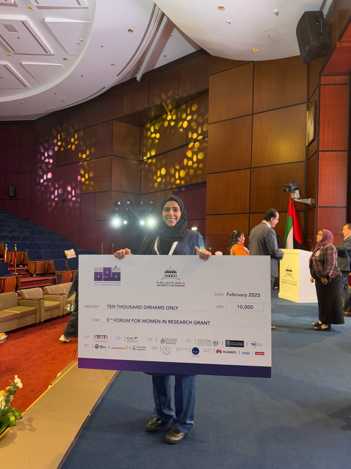 الجامعة الأهلية تحصد منحة أفضل بحث علمي من بين 890 دراسة في منتدى المرأة بالإمارات