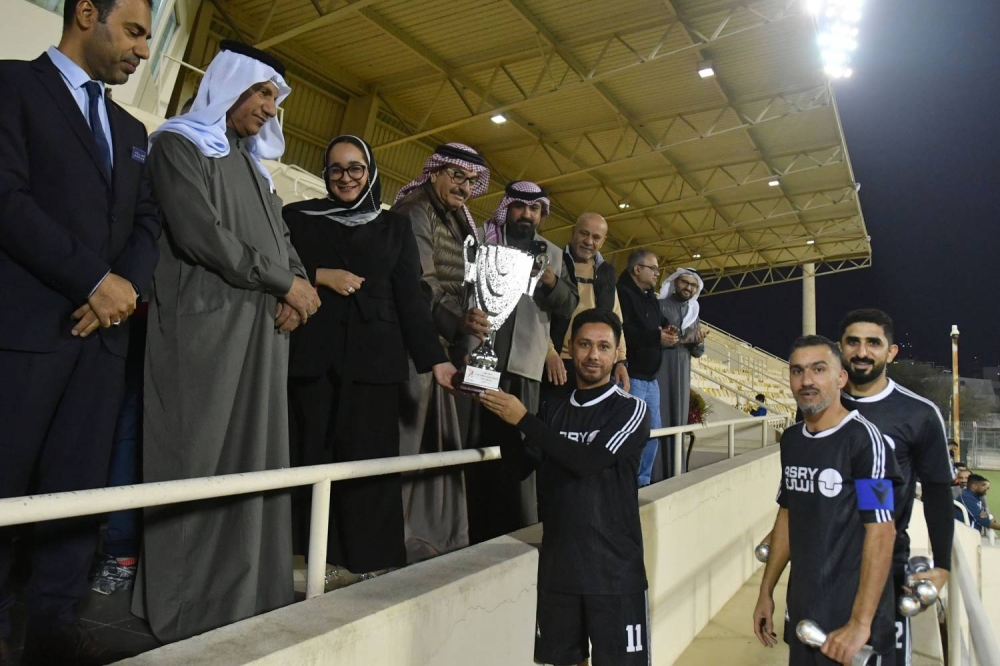 أسري يتوج موسمه الرائع بكأس الشركات الكروي