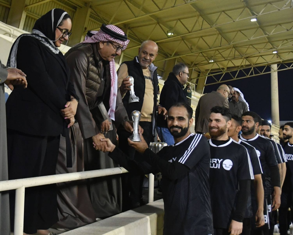 أسري يتوج موسمه الرائع بكأس الشركات الكروي