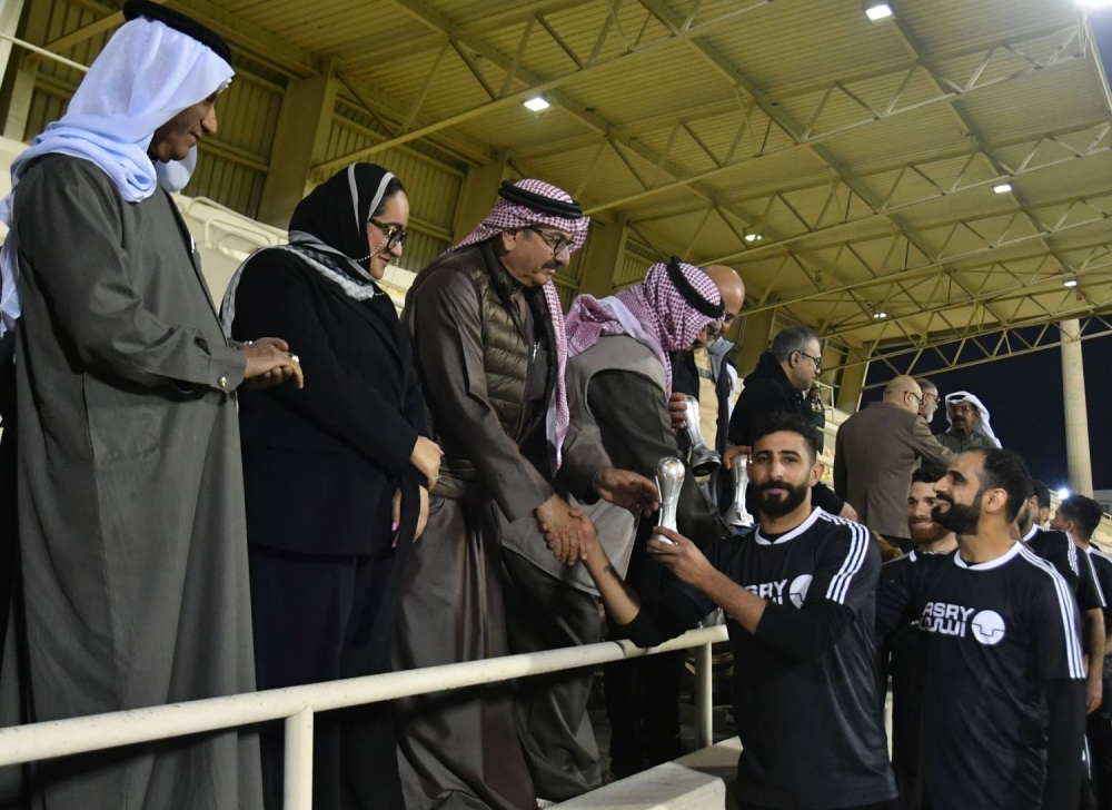 أسري يتوج موسمه الرائع بكأس الشركات الكروي