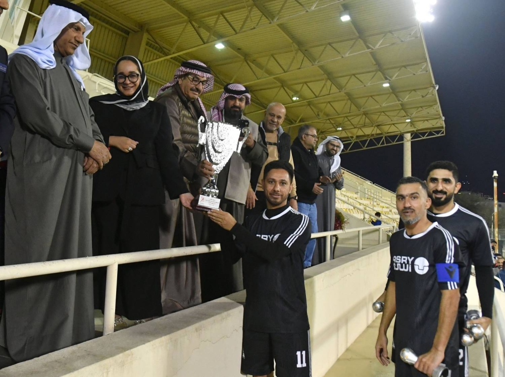 أسري يتوج موسمه الرائع بكأس الشركات الكروي