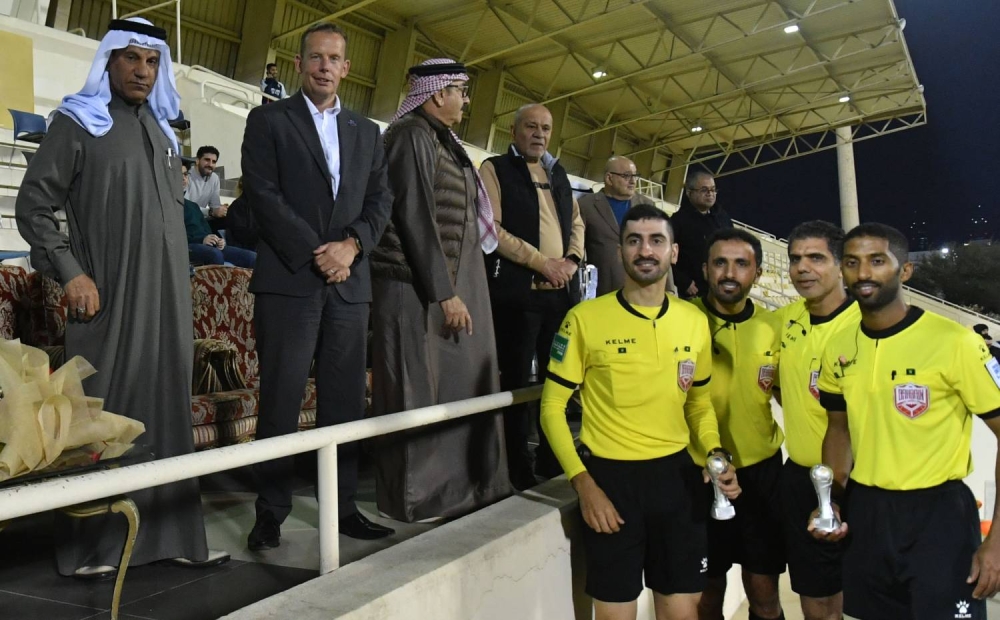 أسري يتوج موسمه الرائع بكأس الشركات الكروي