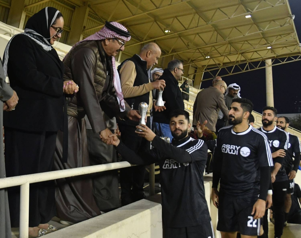 أسري يتوج موسمه الرائع بكأس الشركات الكروي