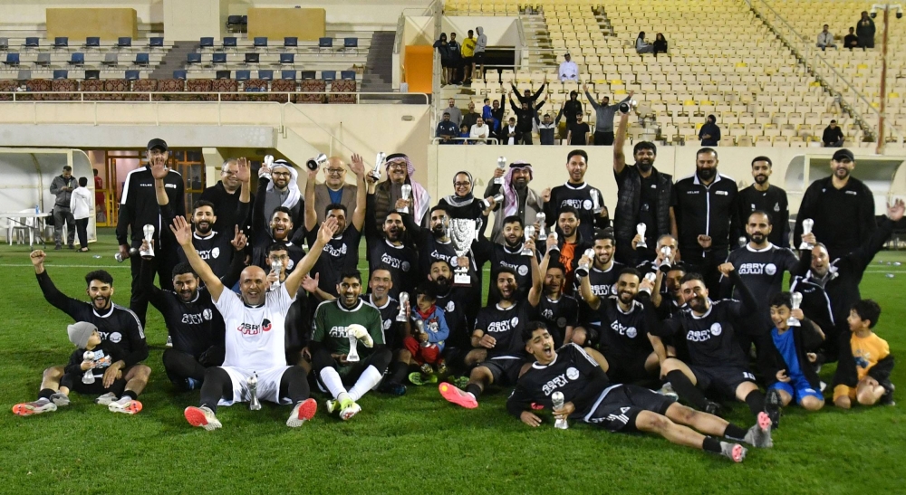 أسري يتوج موسمه الرائع بكأس الشركات الكروي