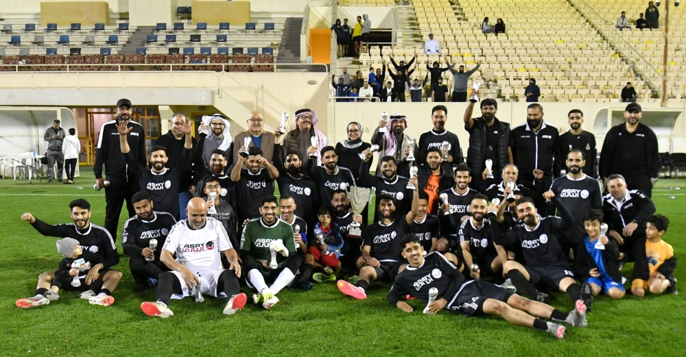 أسري يتوج موسمه الرائع بكأس الشركات الكروي