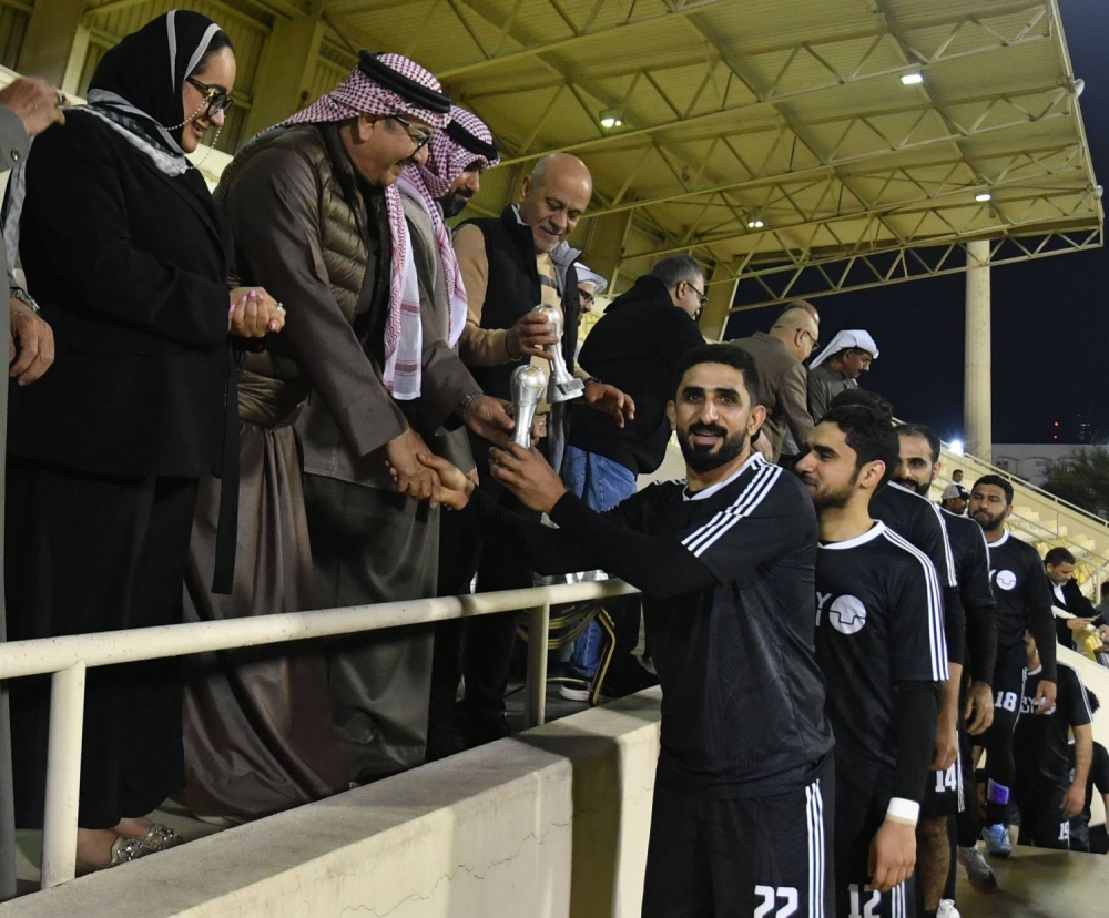 أسري يتوج موسمه الرائع بكأس الشركات الكروي