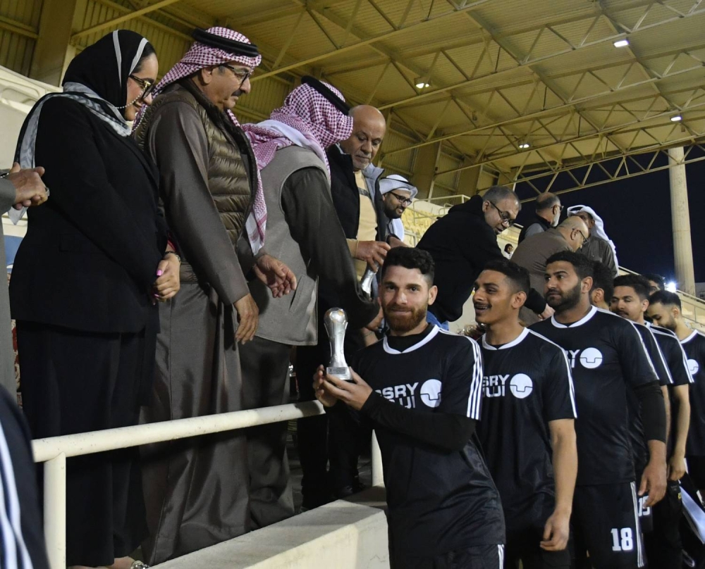 أسري يتوج موسمه الرائع بكأس الشركات الكروي