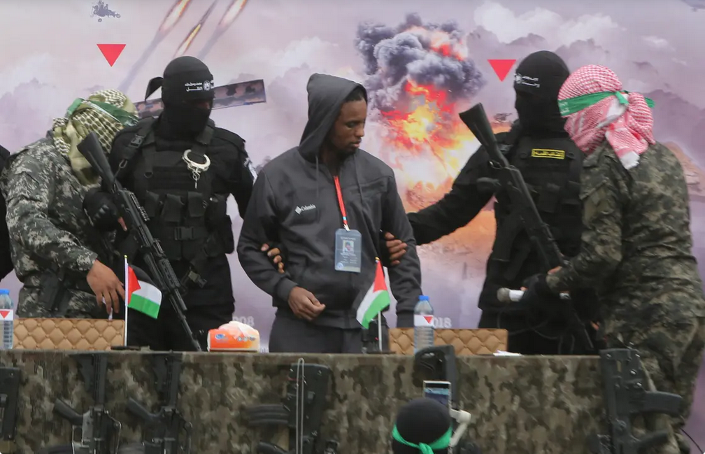 بعد الإفراج عن اثنين في رفح.. بدء مراسم تسليم حماس 3 إسرائيليين إلى الصليب الأحمر