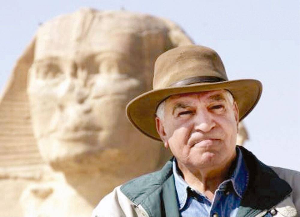 زاهي حواس يكسر تمثالا فرعونيا أثريا.. ويكشف التفاصيل