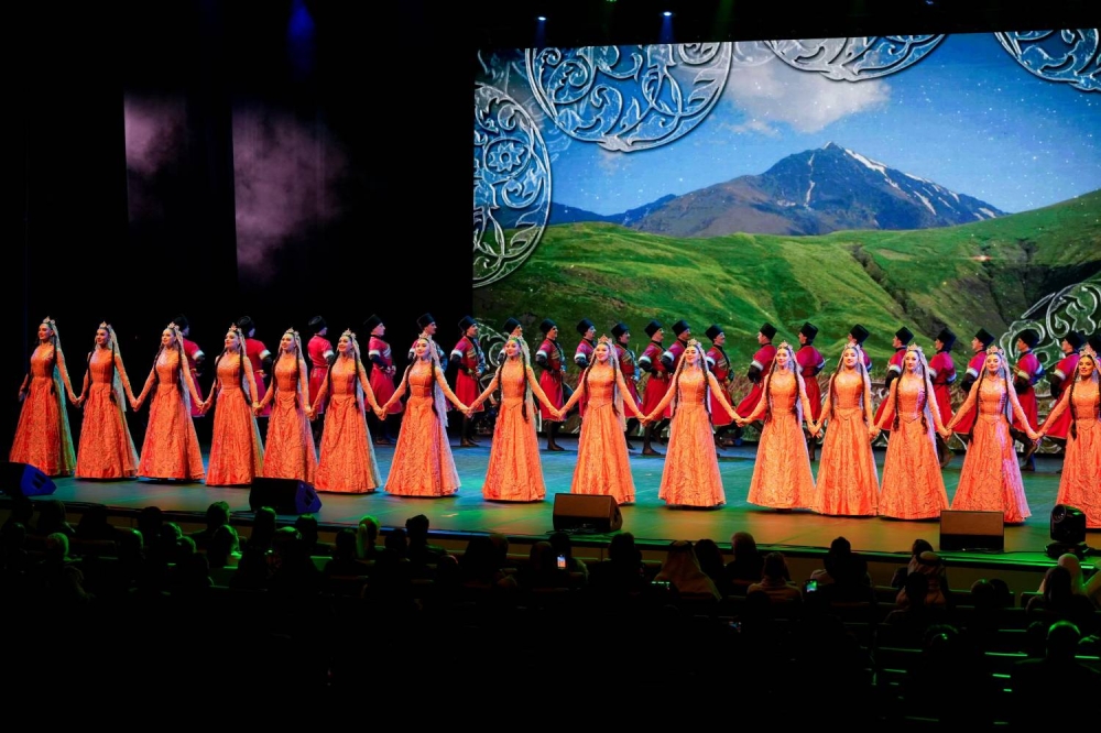 الثقافية الروسية في مملكة البحرين مستمرة.. ومسرح البحرين الوطني يستضيف روائع الرقص الداغاستاني التقليدي