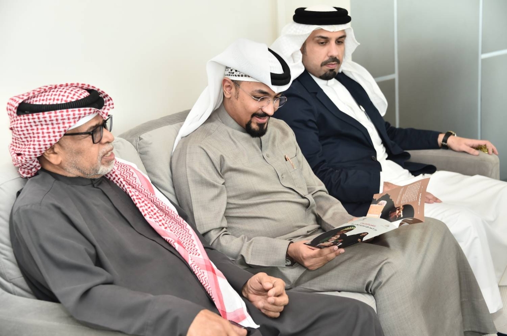 "الوطن" تستضيف منتسبي دار المحرق لرعاية الوالدين