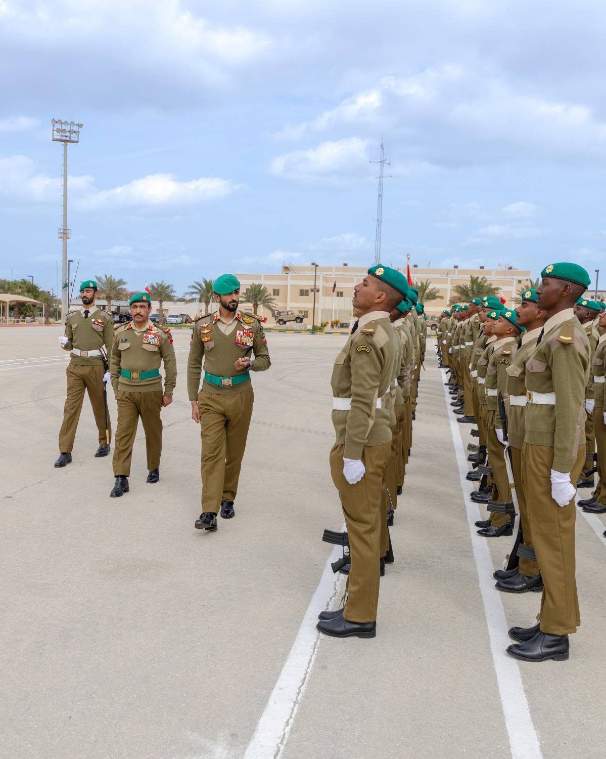 مستشار الأمن &rlm;الوطني قائد الحرس الملكي يشهد حفل &rlm;تخريج إحدى دورات المستجدين بالحرس الملكي