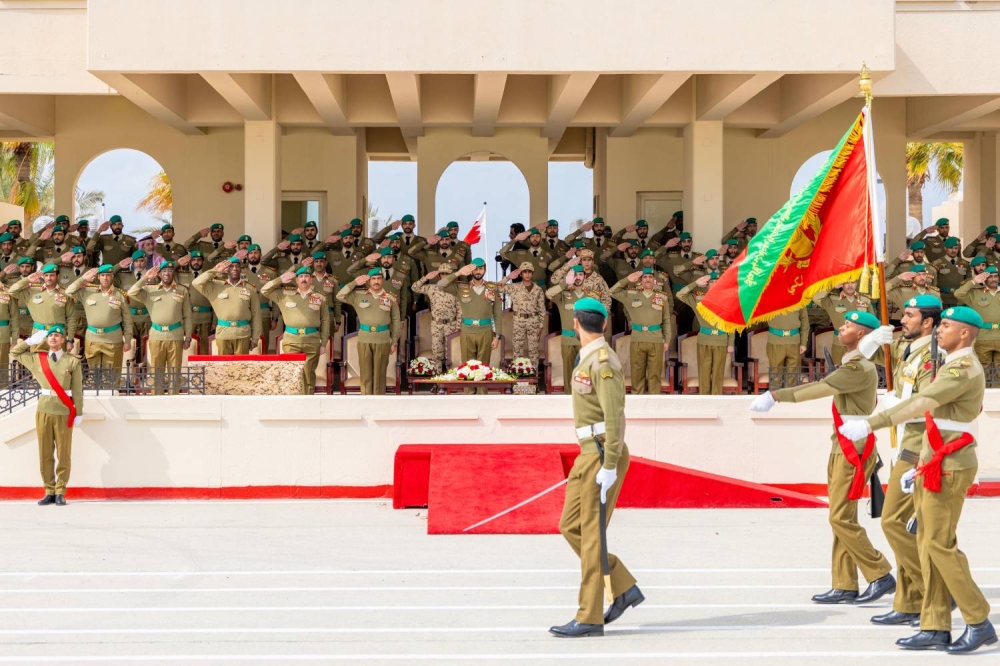 مستشار الأمن &rlm;الوطني قائد الحرس الملكي يشهد حفل &rlm;تخريج إحدى دورات المستجدين بالحرس الملكي