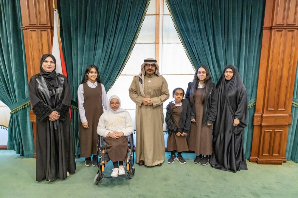 وزير التربية والتعليم يستقبل طلبة المدارس الفائزة بمسابقات توظيف تكنولوجيا الذكاء الاصطناعي في الزراعة