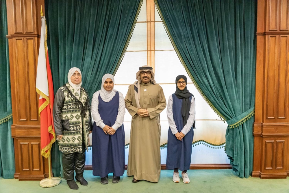 وزير التربية والتعليم يستقبل طلبة المدارس الفائزة بمسابقات توظيف تكنولوجيا الذكاء الاصطناعي في الزراعة