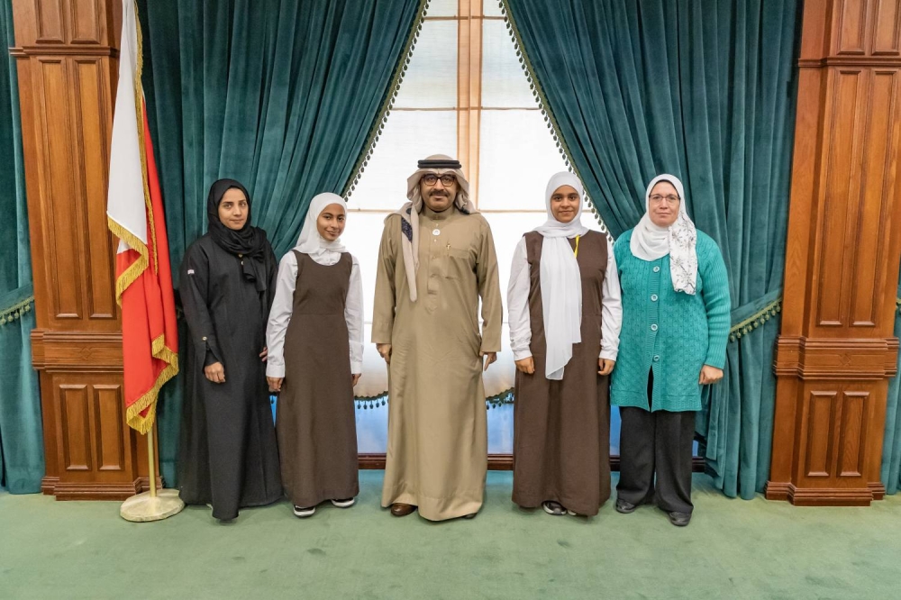 وزير التربية والتعليم يستقبل طلبة المدارس الفائزة بمسابقات توظيف تكنولوجيا الذكاء الاصطناعي في الزراعة