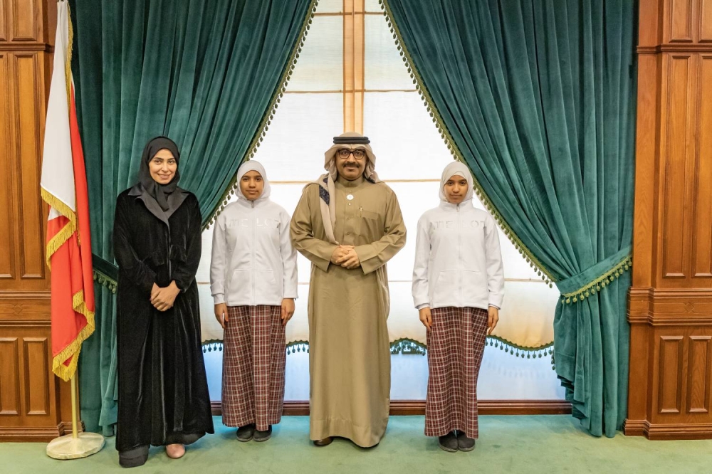 وزير التربية والتعليم يستقبل طلبة المدارس الفائزة بمسابقات توظيف تكنولوجيا الذكاء الاصطناعي في الزراعة