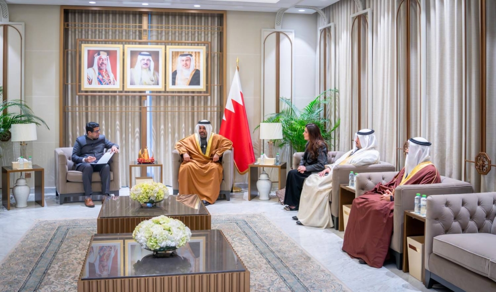 وزير المالية يلتقي سفير الهند لدى البحرين