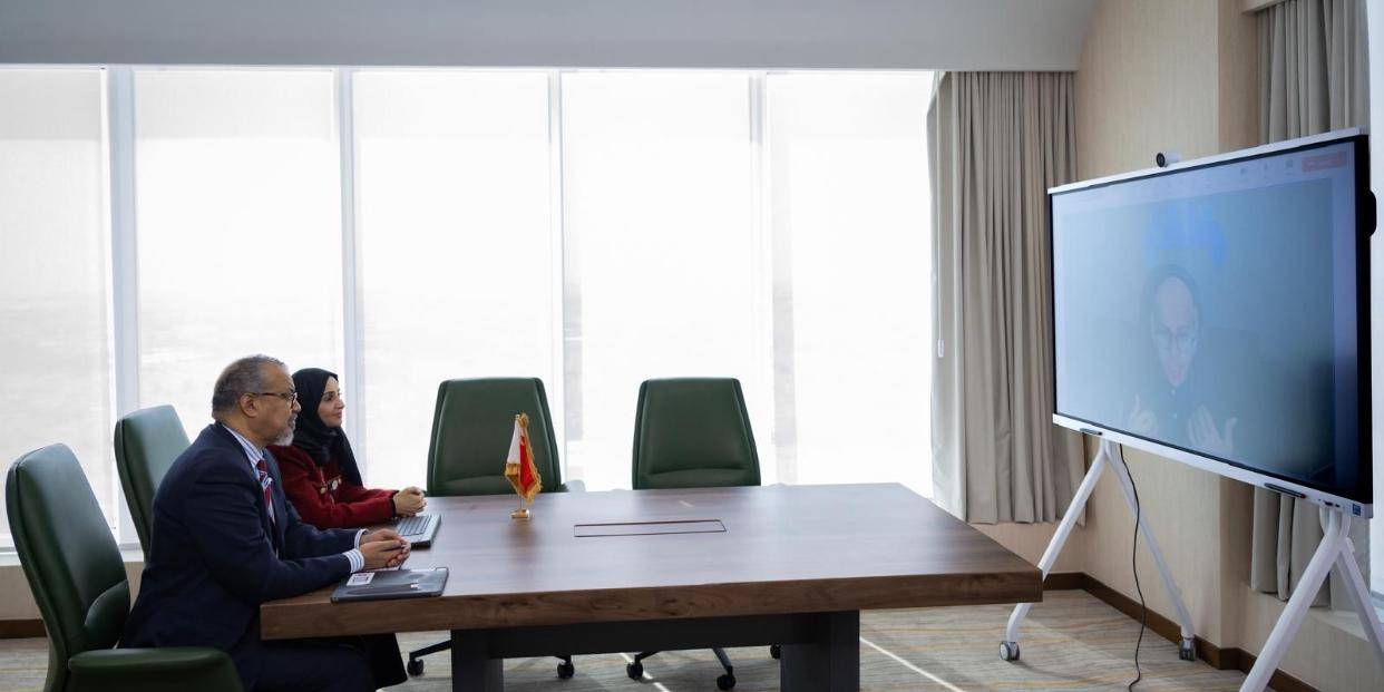 المدير العام لمنظمة الصحة العالمية يجري اتصالًامرئيًا بالشاب أمجد المحاري ويهنئه بنجاح علاجه بتقنية كريسبر