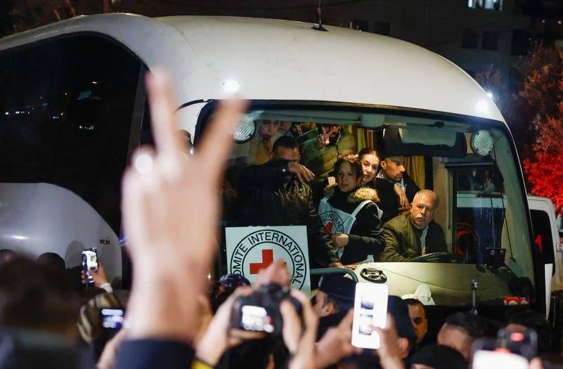 أسرى فلسطينيون يصلون غزة.. وحماس &laquo;مستعدون لثاني مرحلة&raquo;