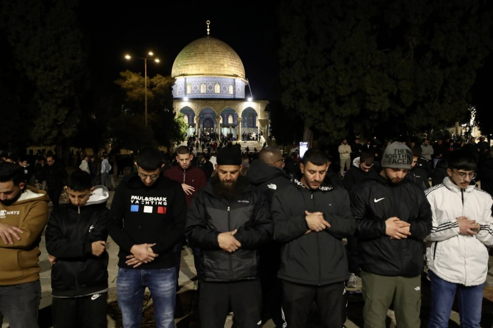 70 ألف مصلٍ يؤدون صلاة العشاء والتراويح في المسجد الأقصى في أول ليالي رمضان