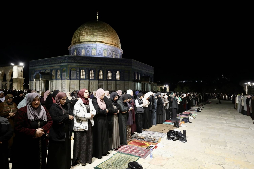 70 ألف مصلٍ يؤدون صلاة العشاء والتراويح في المسجد الأقصى في أول ليالي رمضان
