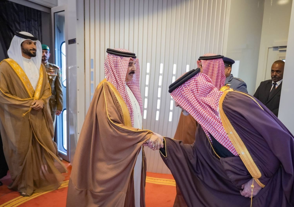 الملك يعود إلى أرض الوطن بعد ترؤسه وفد البحرين وأعمال "قمة فلسطين"