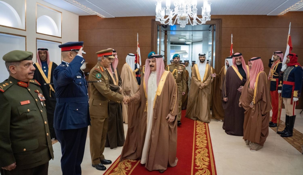 الملك يعود إلى أرض الوطن بعد ترؤسه وفد البحرين وأعمال "قمة فلسطين"