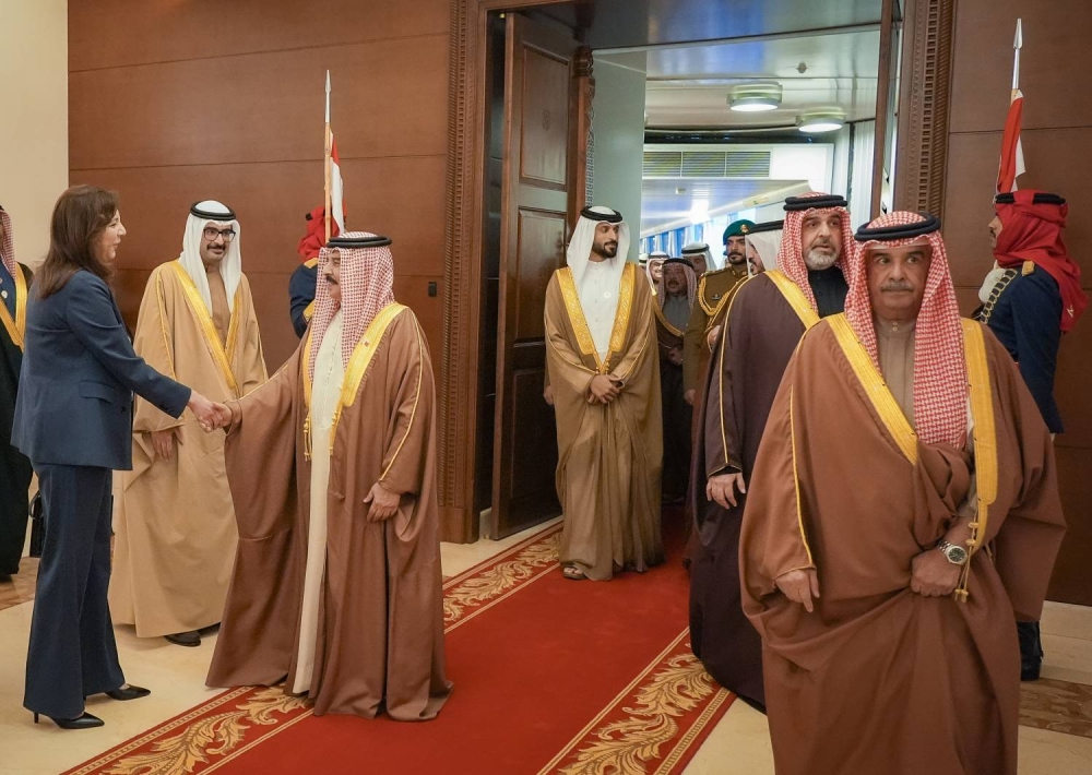 الملك يعود إلى أرض الوطن بعد ترؤسه وفد البحرين وأعمال "قمة فلسطين"