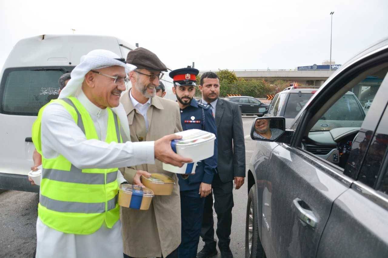 المحافظة الشمالية توزع وجبات إفطار صحية على الطريق بمشاركة السفير الامريكي