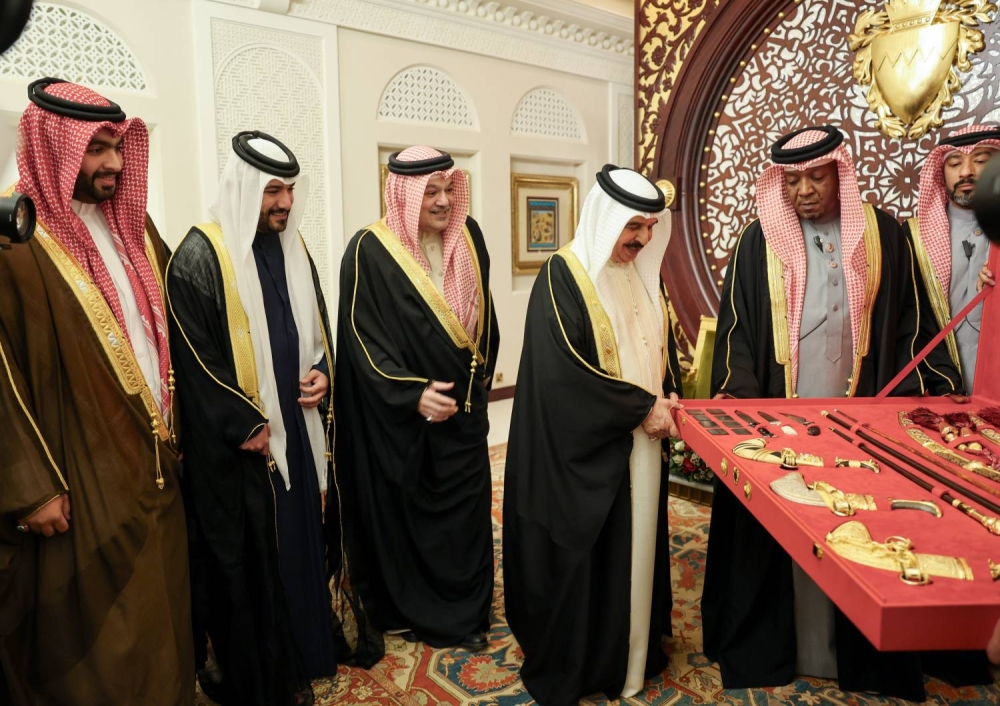 الملك يستقبل أحمد محمد الصائغ وشاكر محمد الصائغ ومحمد شاكر الصائغ