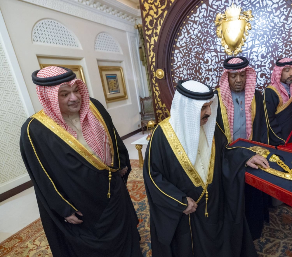 الملك يستقبل أحمد محمد الصائغ وشاكر محمد الصائغ ومحمد شاكر الصائغ