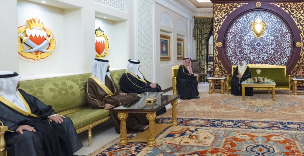 الملك يستقبل أحمد محمد الصائغ وشاكر محمد الصائغ ومحمد شاكر الصائغ