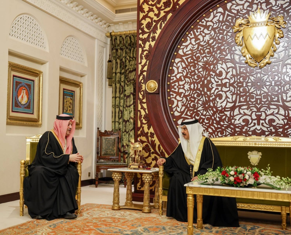 الملك يستقبل أحمد محمد الصائغ وشاكر محمد الصائغ ومحمد شاكر الصائغ