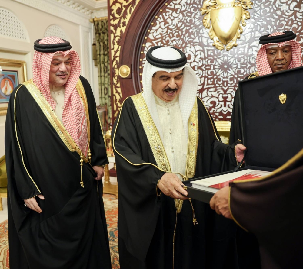 الملك يستقبل أحمد محمد الصائغ وشاكر محمد الصائغ ومحمد شاكر الصائغ