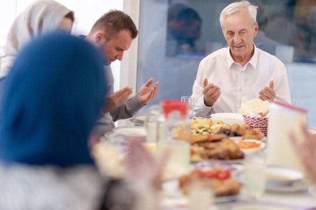 علاج انتفاخ البطن بعد الإفطار في رمضان