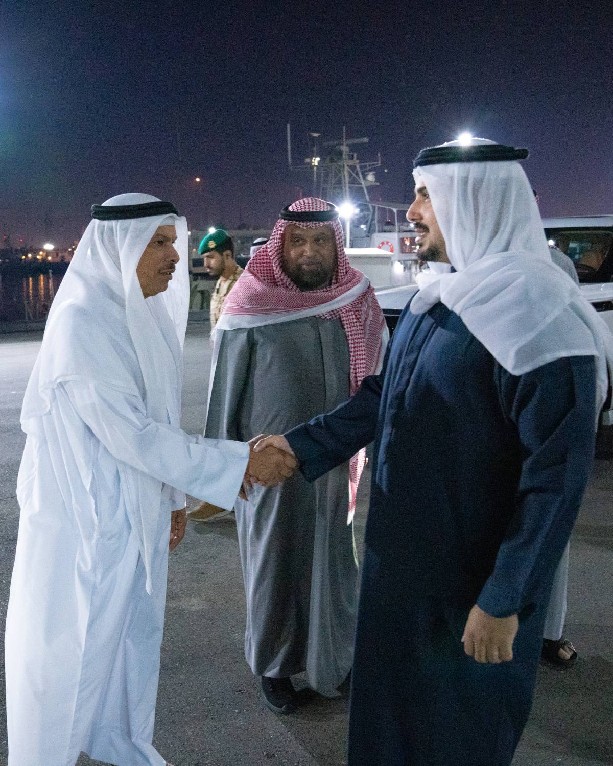 محمد بن سلمان يحضر مأدبة سحور أقامها سلاح البحرية الملكي البحريني